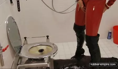 شلخته با لباس زرد به سكس خانواده گي مردم پول می دهد