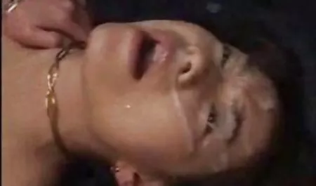 نوجوانان لزبین وسوسه‌انگیز گالری سکس گی در حمام سرگرم می‌شوند
